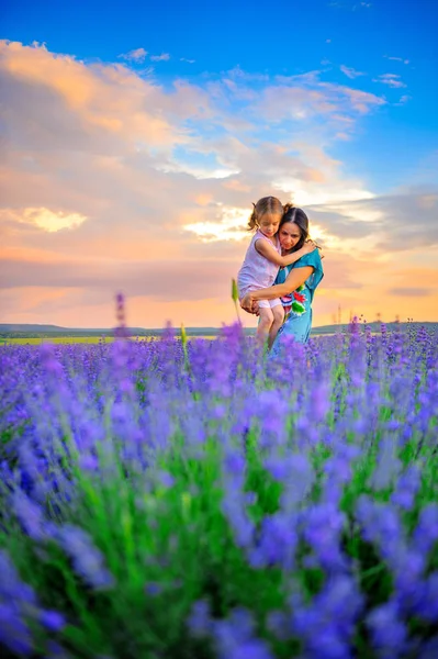 Familie in een Lavendel veld — Stockfoto