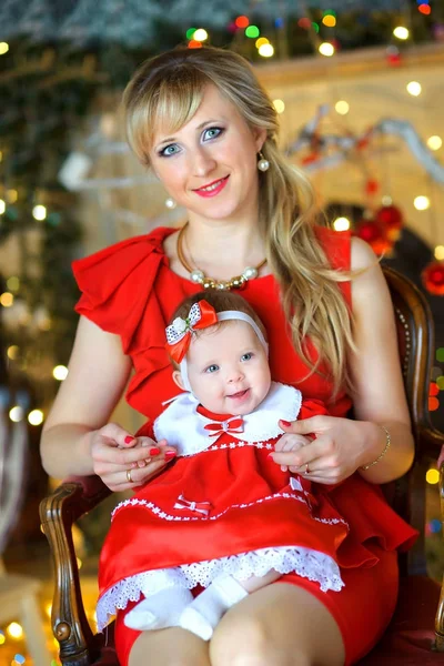 Lykkelig Mor Som Holder Smilende Barn Armene Bakgrunnen Lyse Julelys – stockfoto