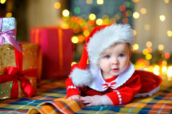 Смешной ребенок с рождественскими подарками — стоковое фото