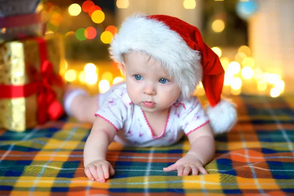 Criança bonita em um chapéu de Papai Noel — Fotografia de Stock