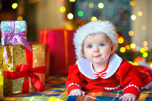 Lustiges Kind mit Weihnachtsgeschenken — Stockfoto