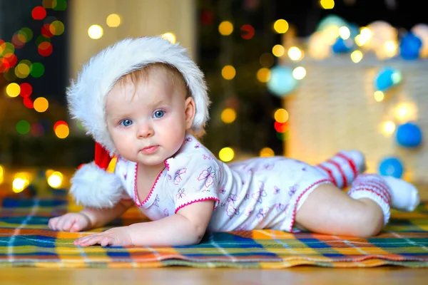 Schönes Kind mit Weihnachtsmann-Hut — Stockfoto