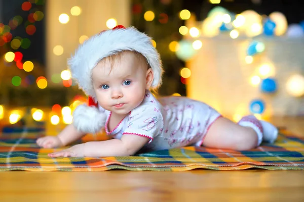 Hermoso niño en un sombrero de Santa Claus — Foto de Stock