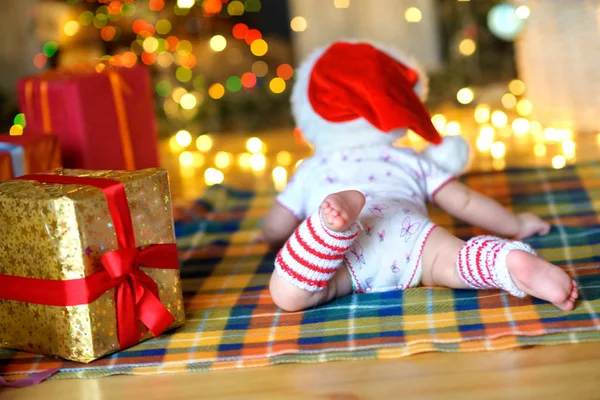 Красивый малыш в шляпе Санта-Клауса — стоковое фото
