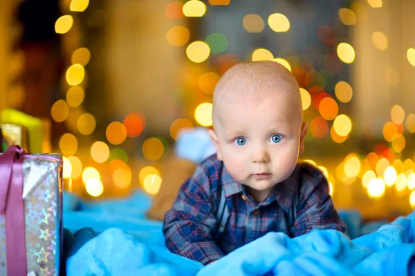 Lustiges Kind mit Weihnachtsgeschenken — Stockfoto