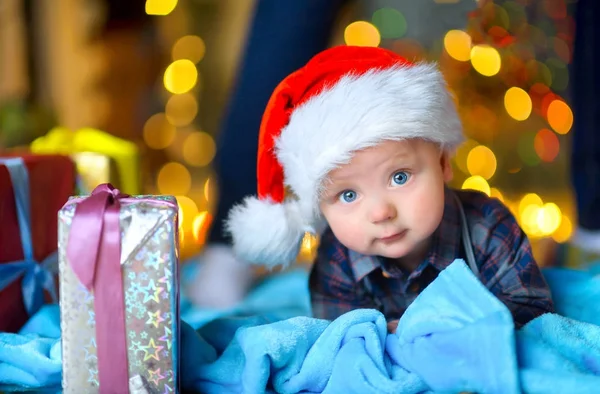 Divertido niño con regalos de Navidad — Foto de Stock