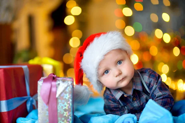 Divertido niño con regalos de Navidad — Foto de Stock