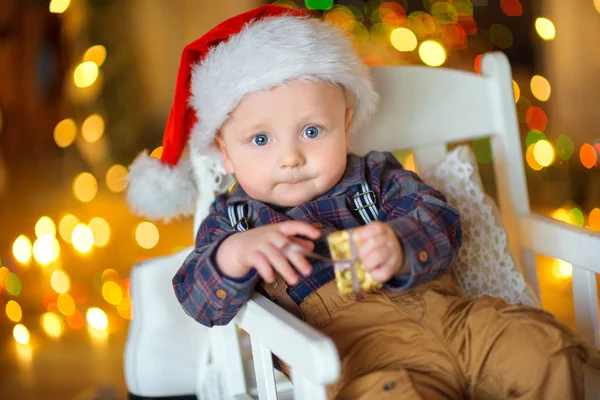 Смешной ребенок с рождественскими подарками — стоковое фото