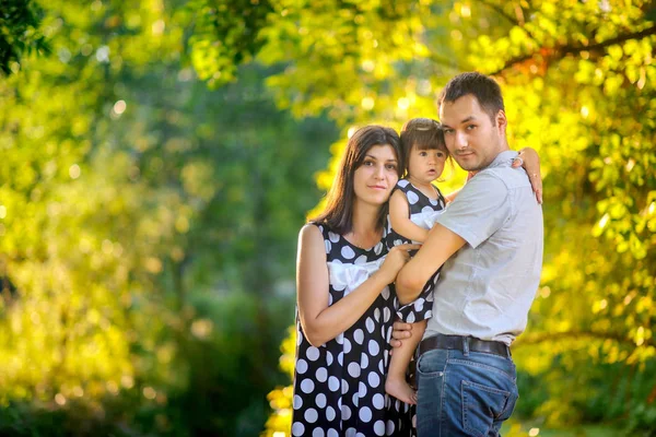 Wandelen in de herfst park en gelukkige familie — Stockfoto