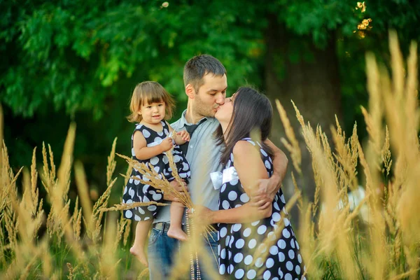 Wandelen in de herfst park en gelukkige familie — Stockfoto