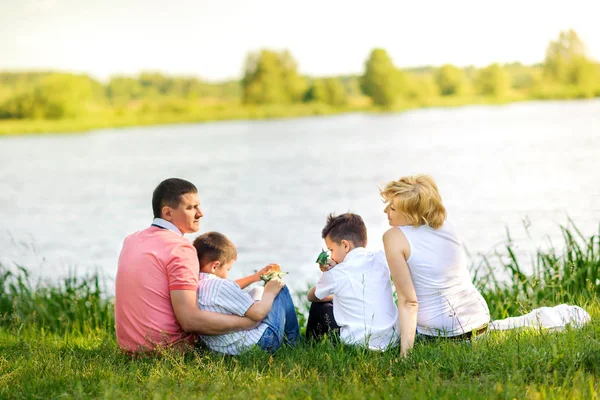 Счастливая семья в вечернем парке — стоковое фото