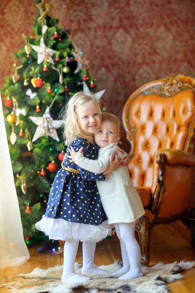 Dvě Dívky Objímání Usmívá Stojící Vánočního Stromu Čekají Svá — Stock fotografie