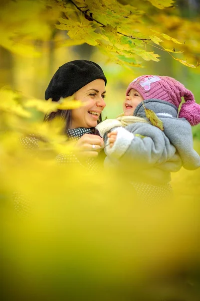 Gelukkig moeder met peuter in de herfst park — Stockfoto