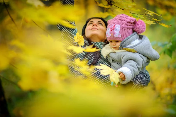 Happy mother with toddler in the autumn park — Stock Photo, Image
