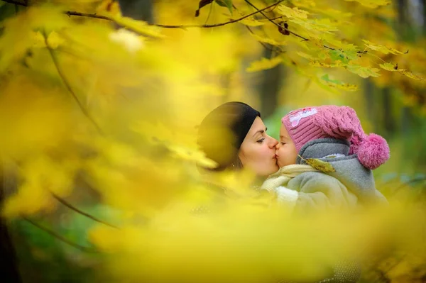 Mãe feliz com a criança no parque de outono — Fotografia de Stock