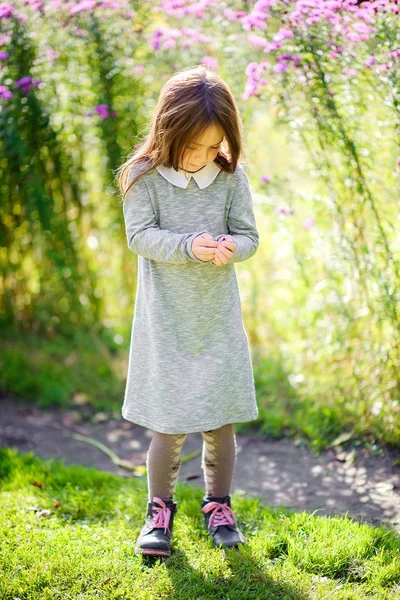 Mädchen spielt mit Schmetterlingen — Stockfoto