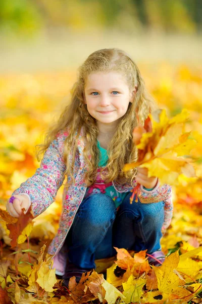 Молодая девушка в осеннем парке — стоковое фото