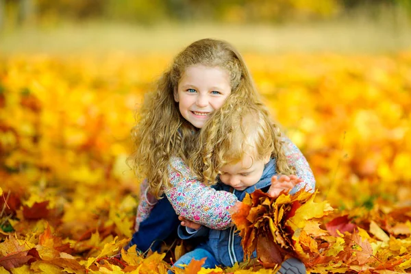 Crianças menina no parque de outono — Fotografia de Stock