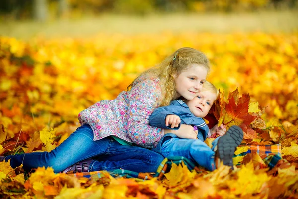 Kinderen meisje in herfst park — Stockfoto