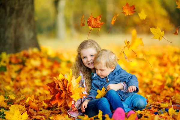 Kinderen meisje in herfst park — Stockfoto