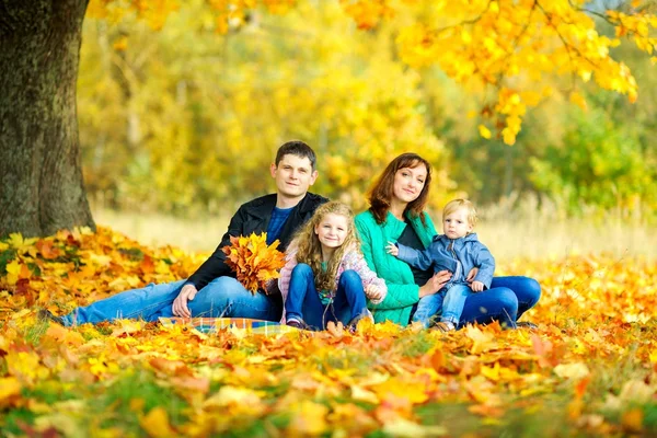 Счастливая семья в красивом осеннем парке — стоковое фото