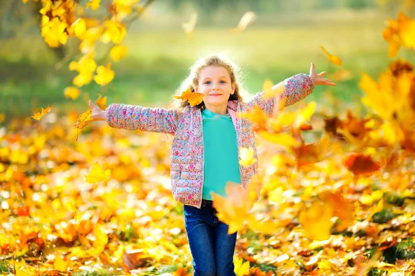 Молодая девушка в осеннем парке — стоковое фото