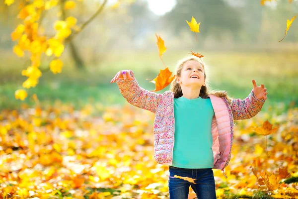 Młoda dziewczyna w jesiennym parku — Zdjęcie stockowe