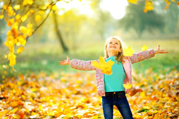 Jong meisje in het herfstpark — Stockfoto