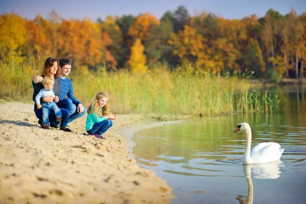 Mutlu aile güzel bir sonbahar park içinde — Stok fotoğraf