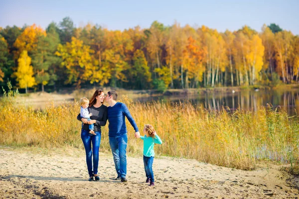 Familia feliz en un hermoso parque de otoño — Foto de Stock