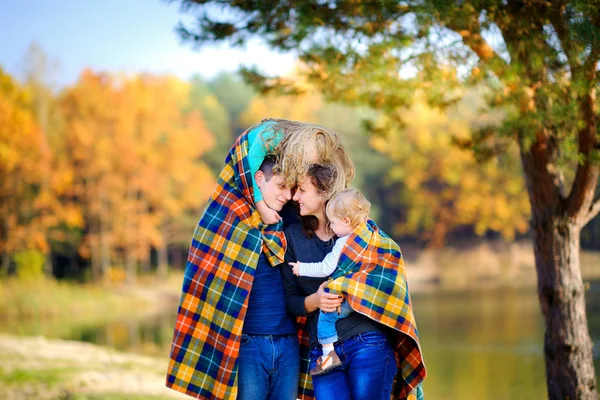 In een prachtig herfst park en gelukkige familie — Stockfoto