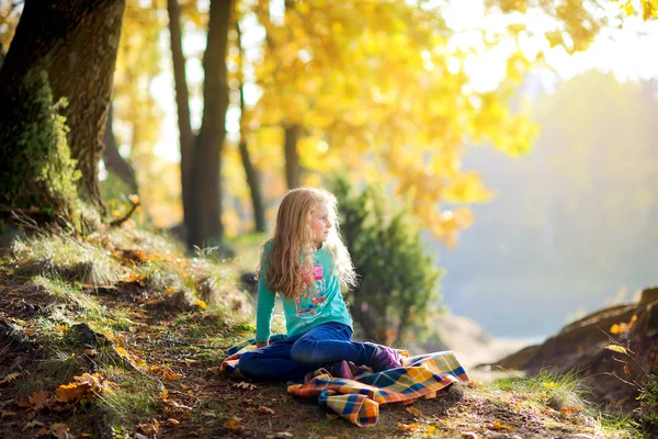 Jong meisje in het herfstpark — Stockfoto