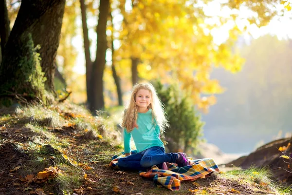 Jong meisje in het herfstpark — Stockfoto