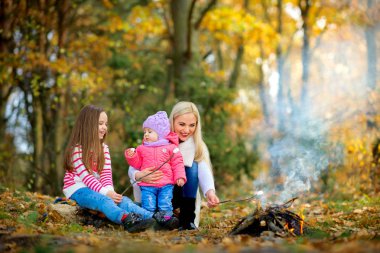 Anne ile kızı sonbahar Park