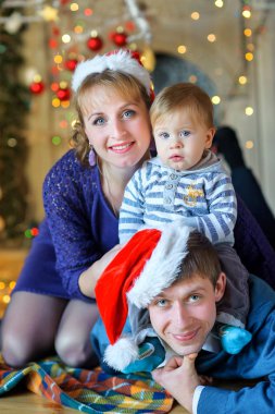 mutlu aile arka plan parlak Festival ışıkların yere oynamaya