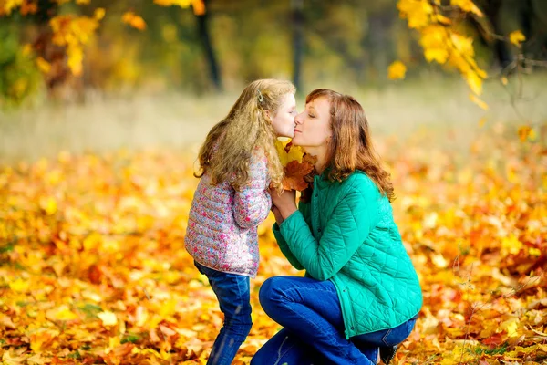 Dışarıda mutlu bir aile — Stok fotoğraf