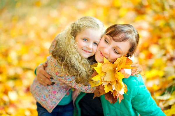 Gelukkige familie in prachtig park — Stockfoto