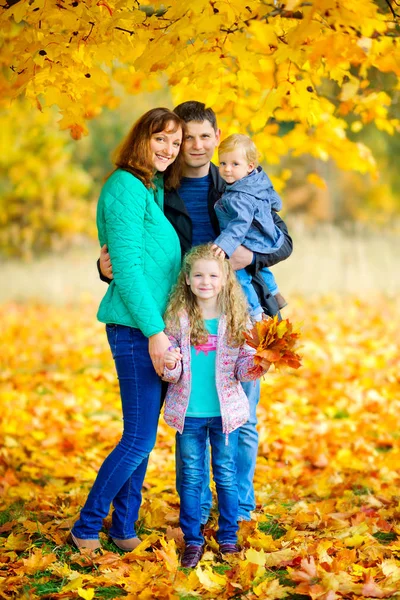 Gelukkige familie in prachtig park — Stockfoto