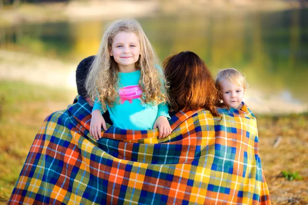 Счастливая семья в красивом парке — стоковое фото