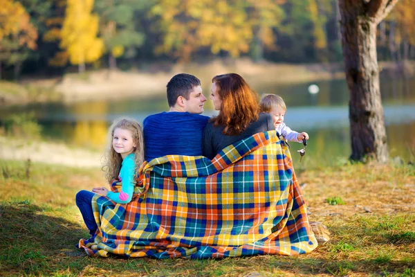 Boldog család gyönyörű parkban — Stock Fotó
