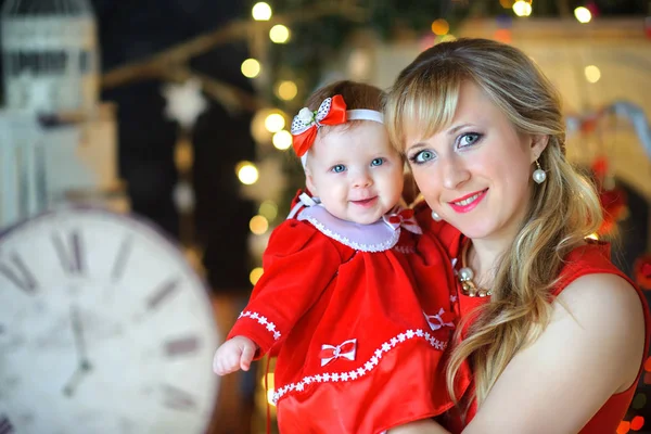 Feliz Madre Con Pequeño Hijo Fondo Luces Festivas —  Fotos de Stock