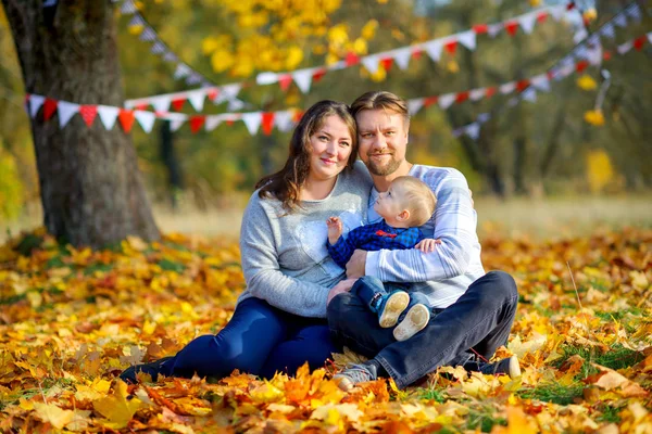 Gelukkige familie in prachtig park — Stockfoto