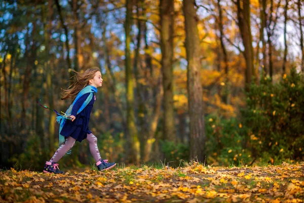 Meisje loopt in het park — Stockfoto