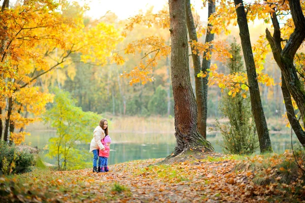 Zusters wandelen in een park van de herfst — Stockfoto