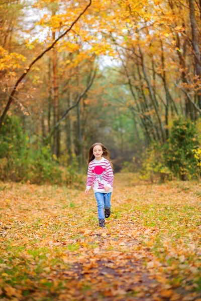 Menina jogando ao ar livre — Fotografia de Stock