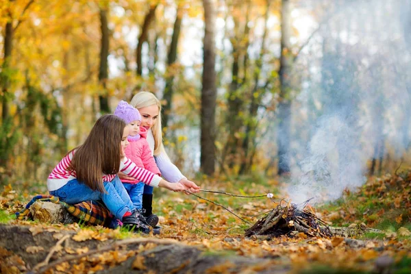 Dışarıda mutlu bir aile — Stok fotoğraf