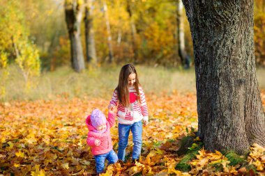 Çocuklar güzel parkta yürüyor