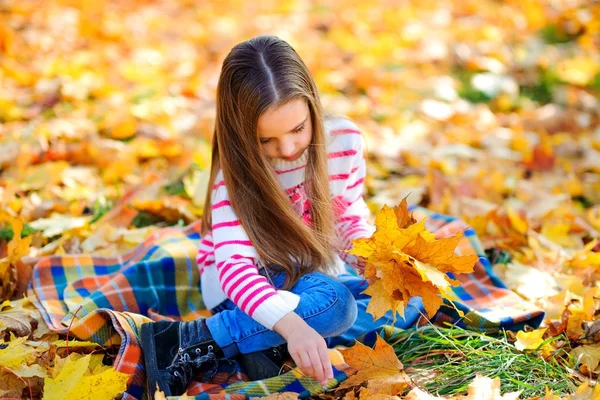 Menina bonita em um parque de outono — Fotografia de Stock