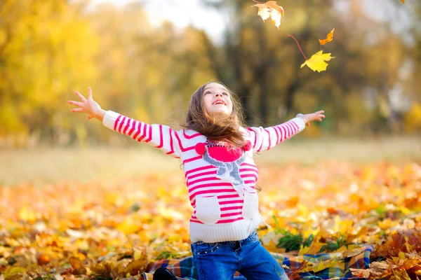 Kind geht im schönen Park spazieren — Stockfoto