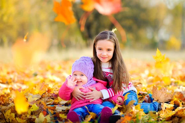 Systrar som promenader i en park på hösten — Stockfoto